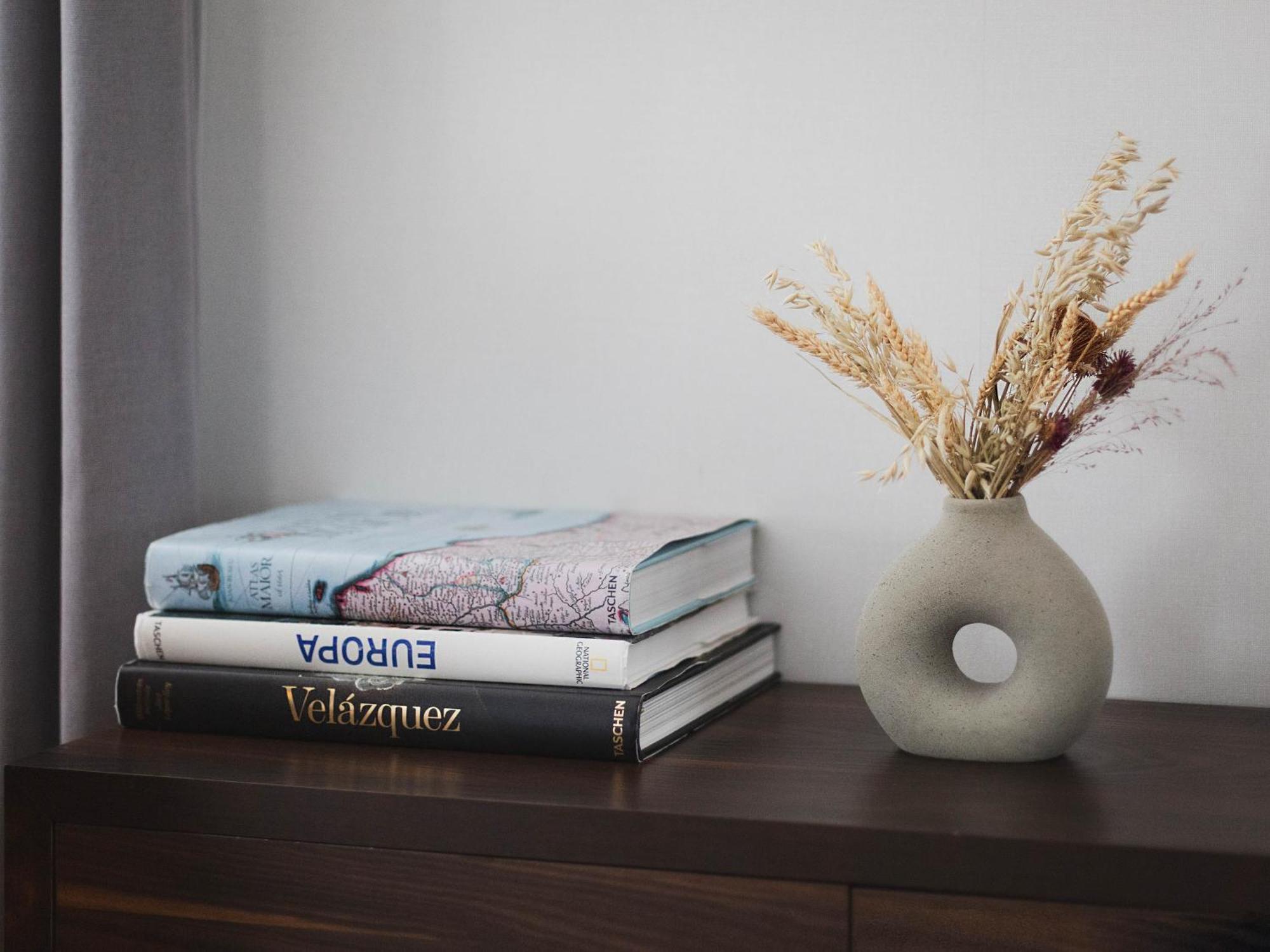 ไฮแอท เซ็นตริก กรัน เวีย มาดริด Hotel ภายนอก รูปภาพ A vase with dried flowers